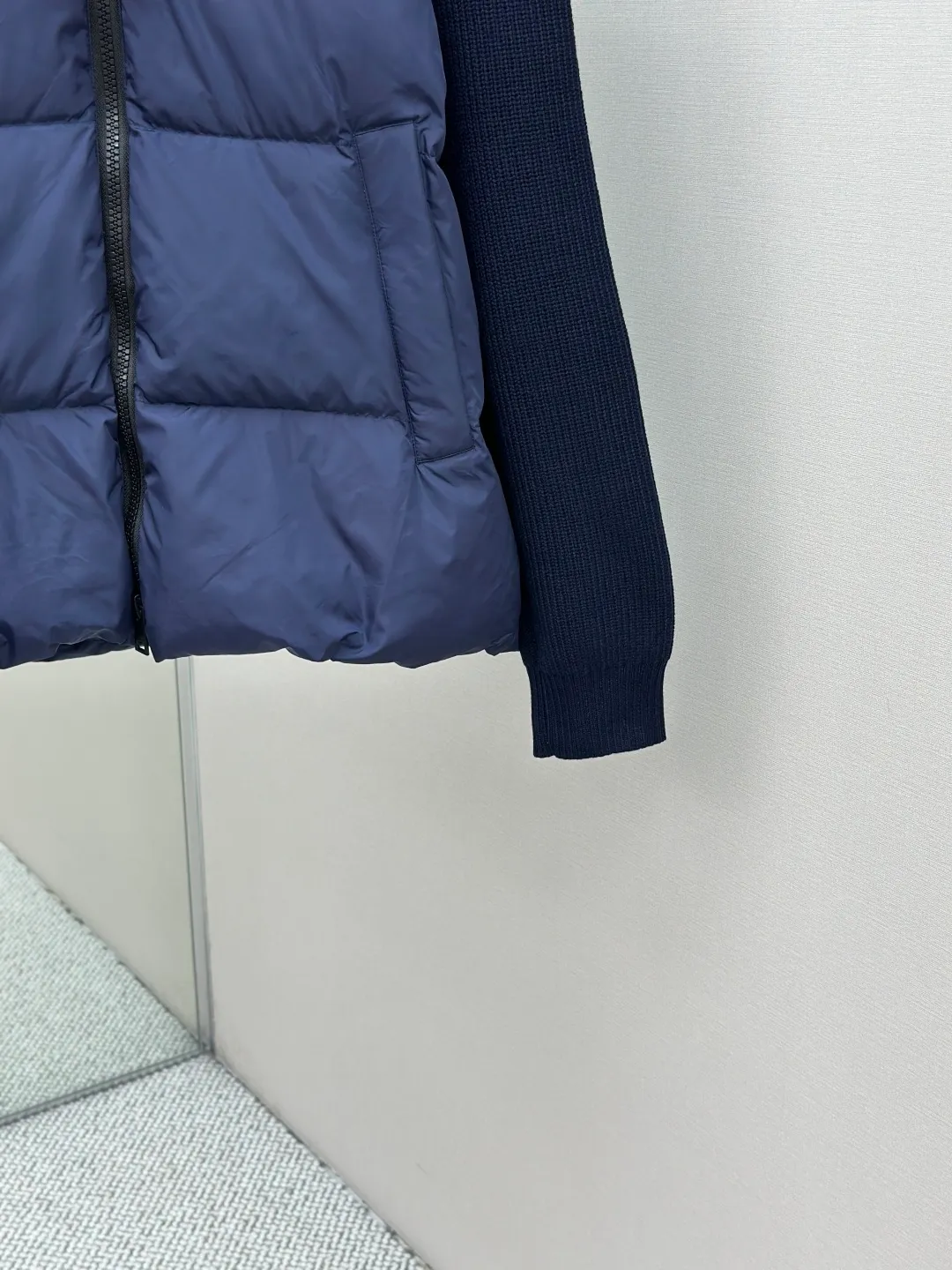 P910 CANADA GOOSE Canada Goose Armband Hooded Down Jacket Fabric selection: The use of high-quality protective nylon fabric not only enhances the wear resistance of the surface, but also takes into account wind resistance, ensuring excellent performance in various harsh weather conditions.  90 national standard high-quality white duck down: selected high-loft down, weighing 170g, light and warm, with excellent temperature locking performance and good resilience.  Three-dimensional quilting process: Precision thread reinforcement to prevent velvet drilling and ensure that the fluffy and resilient elasticity lasts as new.  7-needle medium-thick knitted structure: Use thicker yarns to knit woolen fabrics with obvious thickness and weight. The texture is clearly visible and has a rough, retro texture. It has a good skeleton feel, is relatively stiff, and can maintain the silhouette of clothing for a long time. It also provides more layers of still air to lock in heat.  There is a brand exclusive LOGO on the woolen sleeve arms. It is dark and not obvious in the photo.  Accessories: One-to-one customized logo, one-to-one customized zipper pendant, one-to-one customized snap button SIZE: S M L XL